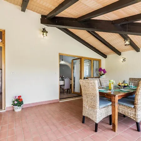 בית נופש Beautiful In Vabriga With Wifi