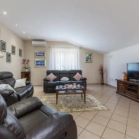 Beautiful Home In Vabriga With Wifi *